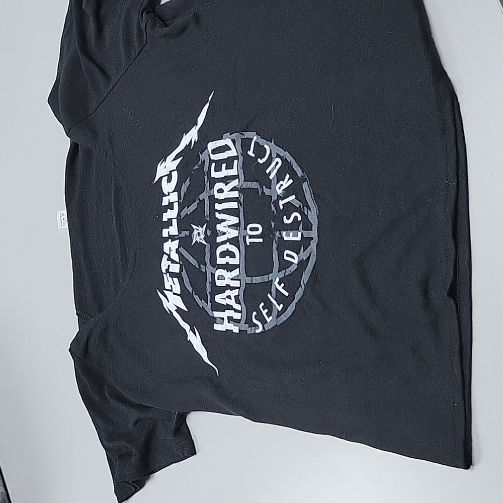 Metallica hardwired to self destruct concert t shirt. Female size small